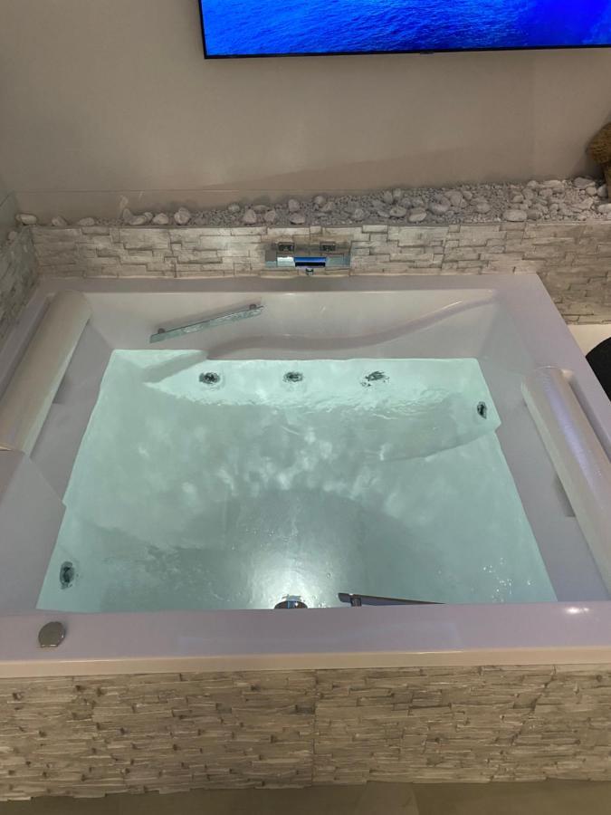 Michy Apartment Наполи Екстериор снимка